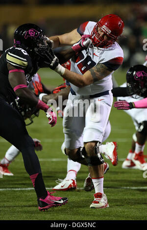 Boulder, CO, Stati Uniti d'America. 26 ott 2013. Ottobre 26, 2013: del Colorado Uzo-Diribe Chidera battaglie Arizona lineman Mickey Baucus. Arizona è andato a vincere 44-20 a Boulder. © csm/Alamy Live News Foto Stock