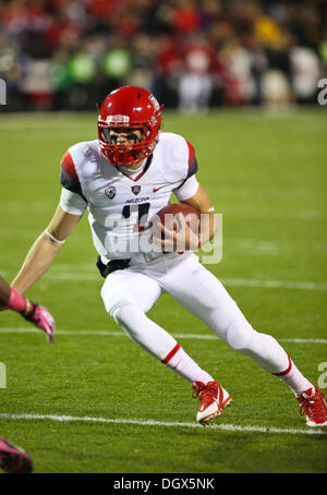 Boulder, CO, Stati Uniti d'America. 26 ott 2013. Ottobre 26, 2013: Arizona quarterback B.J. Denker corre vicino alla Colorado goalline nel primo semestre in Boulder. © csm/Alamy Live News Foto Stock