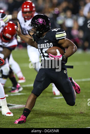 Boulder, CO, Stati Uniti d'America. 26 ott 2013. Ottobre 26, 2013: Colorado running back Michael Adkins II cerca di evitare di affrontare contro Arizona a Boulder. © csm/Alamy Live News Foto Stock