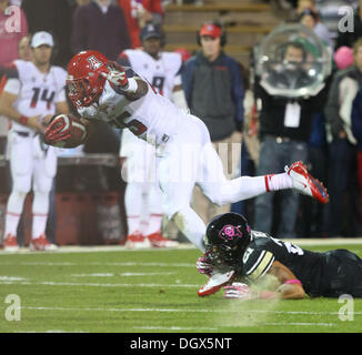 Boulder, CO, Stati Uniti d'America. 26 ott 2013. Ottobre 26, 2013: Colorado di Ieter Bell pende dai lacci delle scarpe in Arizona running back Ka'Deem Carey nel primo semestre in Boulder. © csm/Alamy Live News Foto Stock