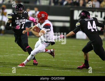 Boulder, CO, Stati Uniti d'America. 26 ott 2013. Ottobre 26, 2013: Arizona quarterback B.J. Denker non è in grado di scappare da COlorado di Addison Gillam nel primo semestre contro il Colorado a Boulder. © csm/Alamy Live News Foto Stock