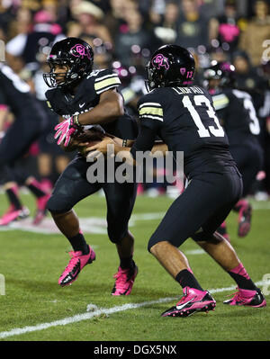 Boulder, CO, Stati Uniti d'America. 26 ott 2013. Ottobre 26, 2013: Colorado quarterback Sefo Liufau (13) Hands off a Michael Adkins II contro Arizona a Boulder. © csm/Alamy Live News Foto Stock