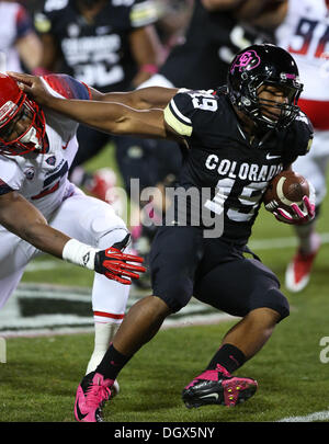 Boulder, CO, Stati Uniti d'America. 26 ott 2013. Ottobre 26, 2013: Colorado running back Michael Adkins II cerca di evitare di affrontare contro Arizona a Boulder. © csm/Alamy Live News Foto Stock