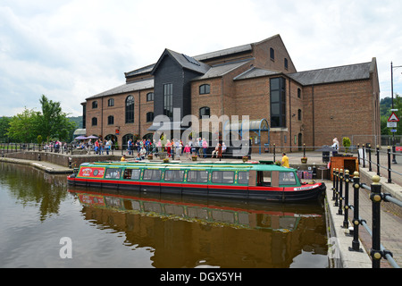 THEATR Brycheiniog, Canal Wharf, il Monmouthshire e Brecon Canal, Brecon, Powys, Wales, Regno Unito Foto Stock