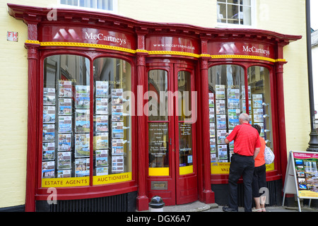 McCartneys Agenti immobiliari, High Street, Brecon, Parco Nazionale di Brecon Beacons, Powys, Wales, Regno Unito Foto Stock