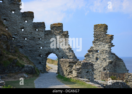 Rovine del castello di Tintagel, (leggendario luogo di nascita di Re Artù), Tintagel, Cornwall, England, Regno Unito Foto Stock