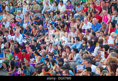 Denpasar - Luglio 27: persone non identificate hanno la visione di stile balinese tradizionale kecak dance a Denpasar, Bali, Indonesia il 27 luglio 2010. kecak (noto anche come ramayana monkey chant) è una forma di musica balinese dramma e molto popolare spettacolo culturale di Bali Foto Stock