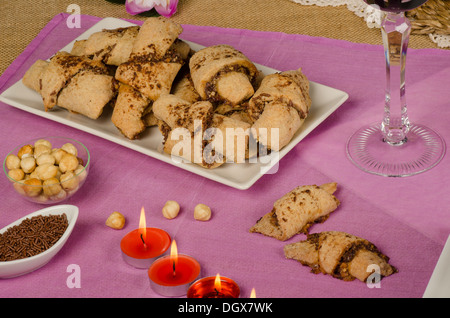 Pane appena sfornato Rugelach su una tavola festiva Foto Stock