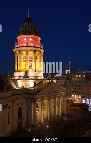 Cattedrale tedesca, Deutscher Dom, a piazza Gendarmenmarkt, illuminato di colori tedesco durante la festa delle luci Foto Stock