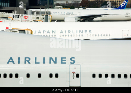 Aeromobili di Japan Airlines sull'asfalto dell'aeroporto Narita di Tokyo, Giappone, Asia Foto Stock