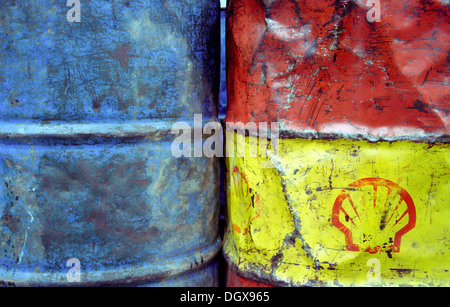 Vecchi barili con il logo della Shell, Aguas Calientes, Cusco, Perù Foto Stock