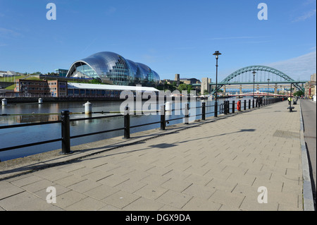 Waterfront, Millennium Bridge, la salvia concert hall di Newcastle upon Tyne, England, Regno Unito Foto Stock