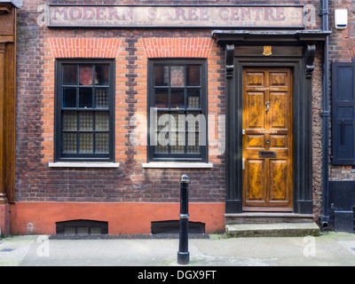 Davanti a una casa vittoriana in Spitalfields, Londra Foto Stock