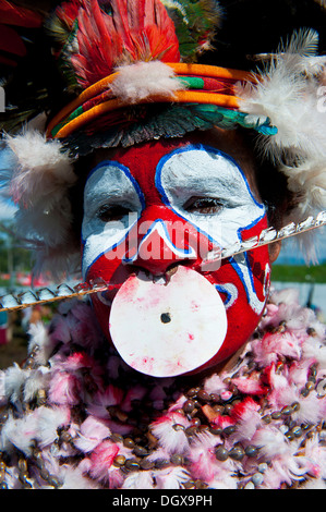 La donna in un colorato costume decorato con vernice di faccia al tradizionale sing-sing raccolta, Hochland, Mount Hagen Foto Stock