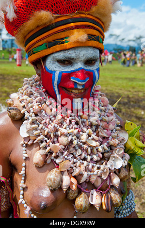 La donna in un colorato costume decorato con vernice di faccia al tradizionale sing-sing raccolta, Hochland, Mount Hagen Foto Stock