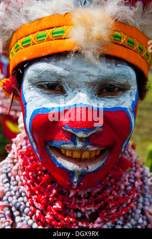 La donna in un colorato costume decorato con vernice di faccia al tradizionale sing-sing raccolta, Hochland, Mount Hagen Foto Stock