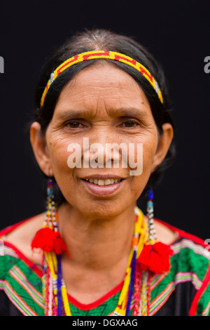 Ritratto di un colorato Bunong hill tribe donna - zone di Mondulkiri Provincia, Cambogia Foto Stock