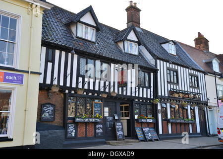 La Cross Keys Inn, Market Cross, Market Place, Wymondham, Norfolk, Inghilterra, Regno Unito Foto Stock