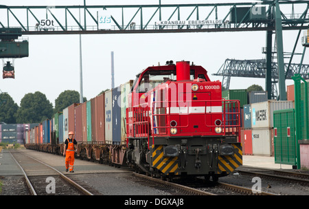 Dock il lavoratore e il treno merci Foto Stock