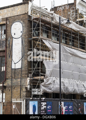 Arte di strada dall'artista Stik sul lato di un edificio rinnovato nella zona est di Londra Foto Stock