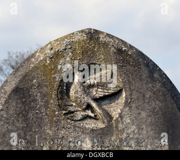 Dettaglio della pietra tombale con colomba e le olive branch design. Cappella del resto. Wreay, Cumbria, England, Regno Unito, Europa. Foto Stock