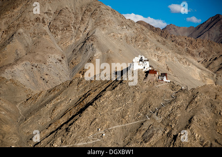 Himalaya Montagne Paesaggio con monastero buddista Namgyal Tsemo Gompa e fort in Leh. India, Ladakh Foto Stock