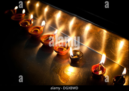 La masterizzazione di lampade a olio al tempio religioso. India Foto Stock