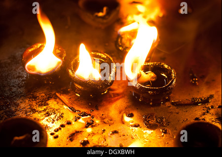 La masterizzazione di lampade a olio al tempio religioso. India Foto Stock
