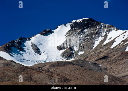 Himalaya in alta montagna panorama del paesaggio con il blu del cielo. India, Ladakh mattina a Tso Moriri Lake, altitudine 4600 m. Foto Stock