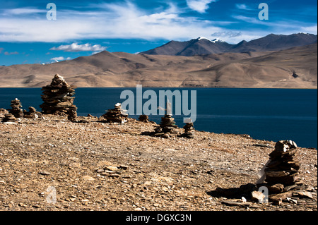 Buddista piramide di pietra al mattino Tso Moriri Lago altitudine 4600 m vista in Himalaya gamma India Ladakh altitudine 4600 m Foto Stock