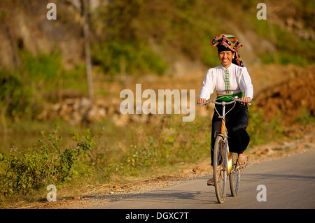 Donna vietnamita sulla bicicletta, DinhBin, Hanoi, Vietnam del nord, sud-est asiatico Foto Stock