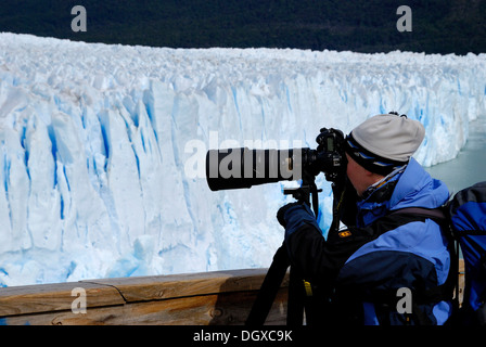 Fotografo con un teleobiettivo, prendendo foto del ghiacciaio Perito Moreno, Patagonia, Argentina, Sud America Foto Stock