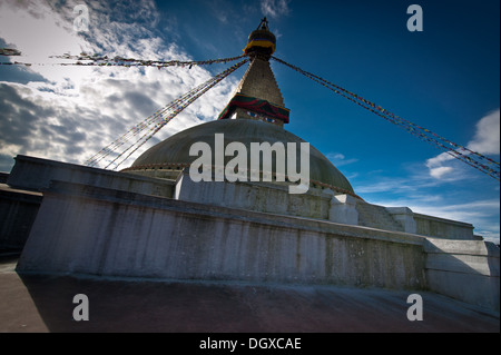 Santuario buddista Stupa Boudhanath a pregare bandiere su Cielo di tramonto. Il Nepal, Kathmandu Foto Stock