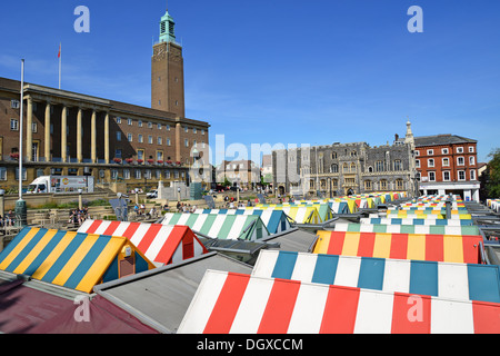 Mercato di Norwich e il Municipio, luogo di mercato, Norwich, Norfolk, Inghilterra, Regno Unito Foto Stock