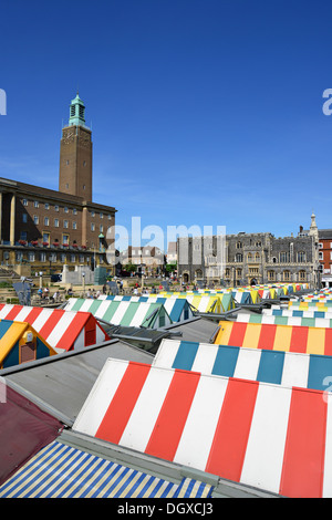 Mercato di Norwich e il Municipio, la piazza del mercato, Norwich, Norfolk, Inghilterra, Regno Unito Foto Stock