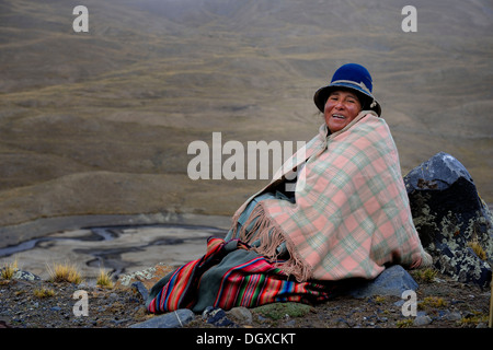 Donna indiana nel paesaggio di montagna, Tuni, La Paz, Bolivia, Sud America Foto Stock