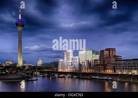 Medienhafen, Media Harbour, con skyline al tramonto, Duesseldorf, nella Renania settentrionale-Vestfalia Foto Stock