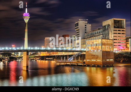 Medienhafen, Media Harbour, con skyline al tramonto, Duesseldorf, nella Renania settentrionale-Vestfalia Foto Stock