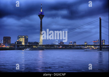 Torre Rheinturm con il Reno e la skyline al tramonto, Medienhafen, Media Harbour, Duesseldorf, nella Renania settentrionale-Vestfalia Foto Stock