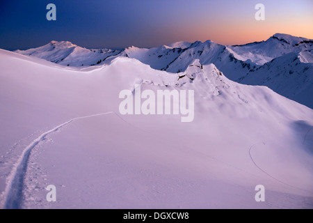 Paesaggio di montagna con piste da sci nella neve incontaminata all'alba, Baad, Kleinwalsertal, Vorarlberg, Austria Foto Stock