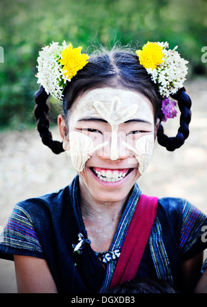 Ragazza sorridente indossando thanaka incollare sul suo viso e fiori nei capelli, Bagan, MYANMAR Birmania, Asia sud-orientale, Asia Foto Stock