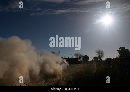 Immagine: Steve Race - La Fatarella; Spagna. Domenica 27 ottobre 2013. Nuvole di polvere soffietto attraverso il paesaggio come un conpetitor affronta speciale allo stadio 12 [Terra Alta] del 2013 WRC (World Rally Championship) RACC Rally di Catalunya. Foto Stock