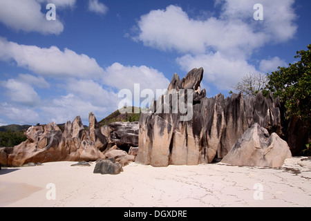 Masso granitico su formazioni di La Digue Island alle Seychelles Foto Stock