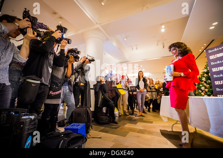 Attrice inglese e autore, Joan Collins, arrivati a dal grande magazzino Selfridges a Londra per firmare copie del suo libro più recente. Foto Stock