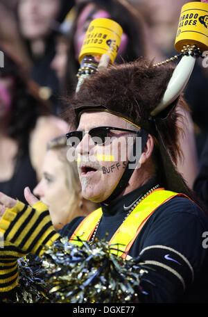 Boulder, CO, Stati Uniti d'America. 26 ott 2013. Ottobre 26, 2013: una ventola di Colorado il tifo per il suo team band prima del gioco del calcio contro Arizona a Boulder. © csm/Alamy Live News Foto Stock