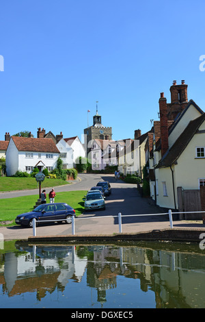 Church Hill attraverso lo stagno, Finchingfield, Essex, Inghilterra, Regno Unito Foto Stock