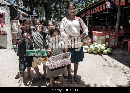 Bambini falchi di strada al lavoro che vendono souvenir ai turisti a Angkor Wat, Siem Reap, Cambogia S. E. Asia Foto Stock