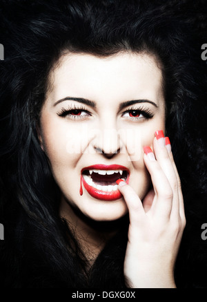 Giovane Donna vestita come un vampiro con il sangue sulle sue labbra rosse, Austria Foto Stock