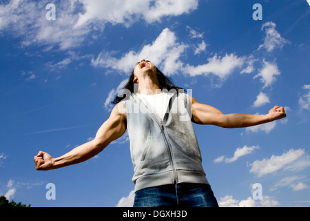 Attore Louis Cunanan urlando come forte come egli può Foto Stock