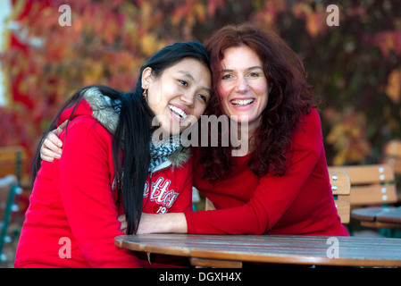 Attrice, regista e autore Maria Blumencron con la sua gooddaughter, attrice Chime Yangzom a photocall a Monaco di Baviera Foto Stock